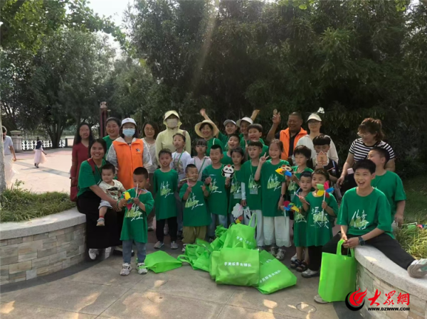 永宝网 小手牵起大文明 垃圾“寻宝”趣味行  青岛流亭街道环卫科组织亭美服务先锋队守护美好家园