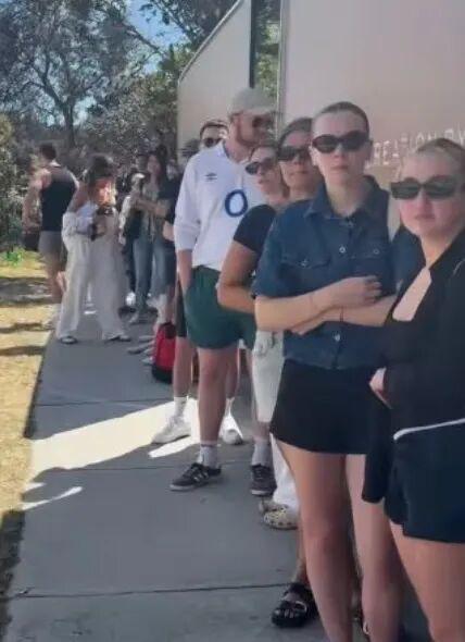 安徽润格 超50人长龙占据悉尼Bondi街道！目标竟是一套$800周租的无车位公寓，澳洲网友集体破防